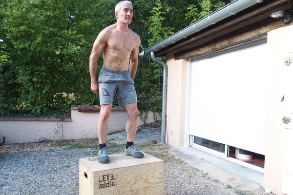 Homme en mouvement de Box jump sur Plyo Box LEVEL addict 